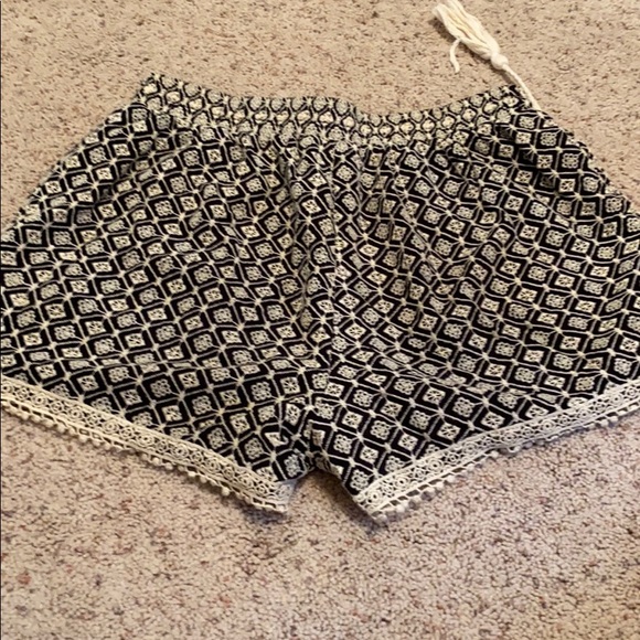 Adorable black and cream crocheted shorts - Picture 6 of 7